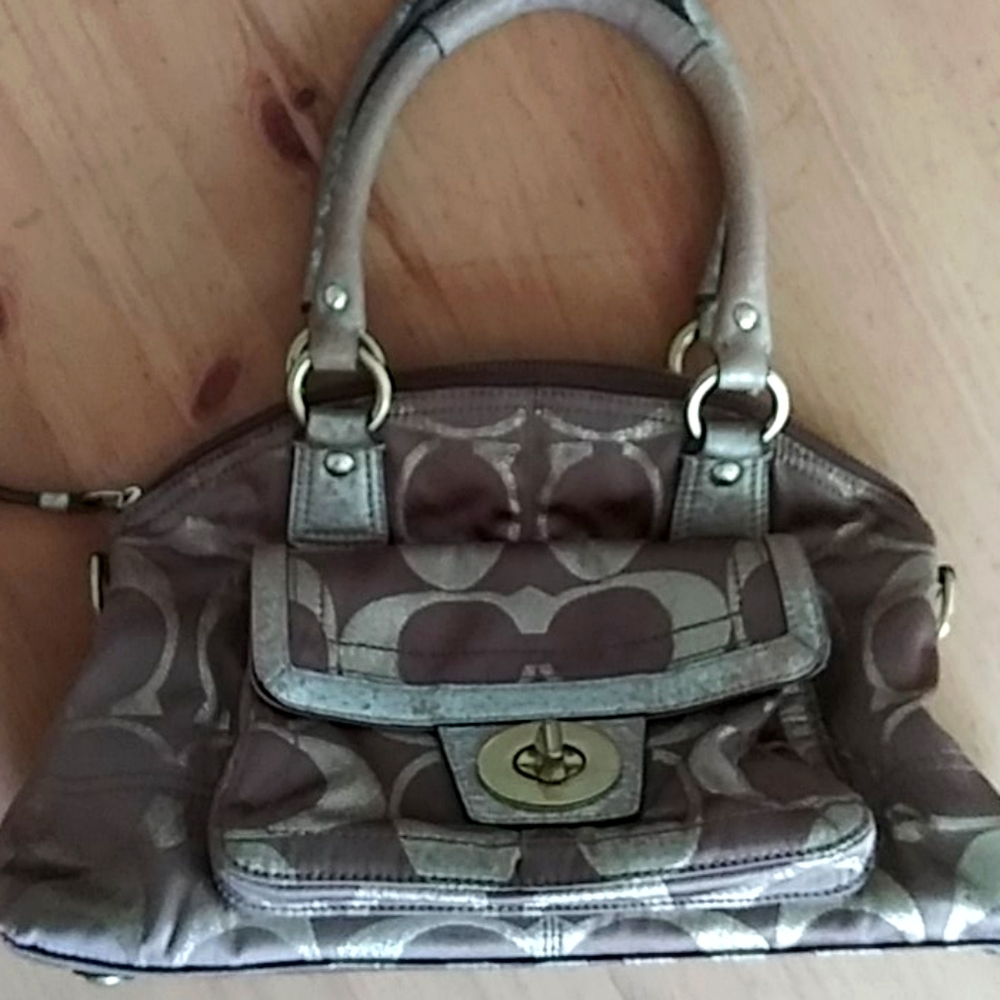 🔥 Coach bag with turquoise silk lining